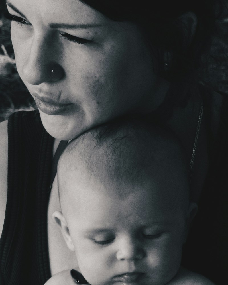 Mamă cu bebeluș, fotografie alb-negru