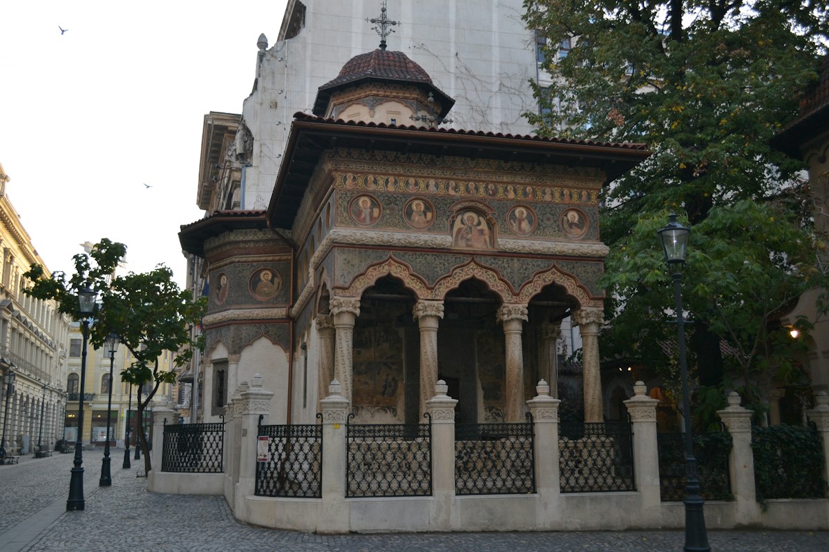 Biserică veche cu pridvor pictat