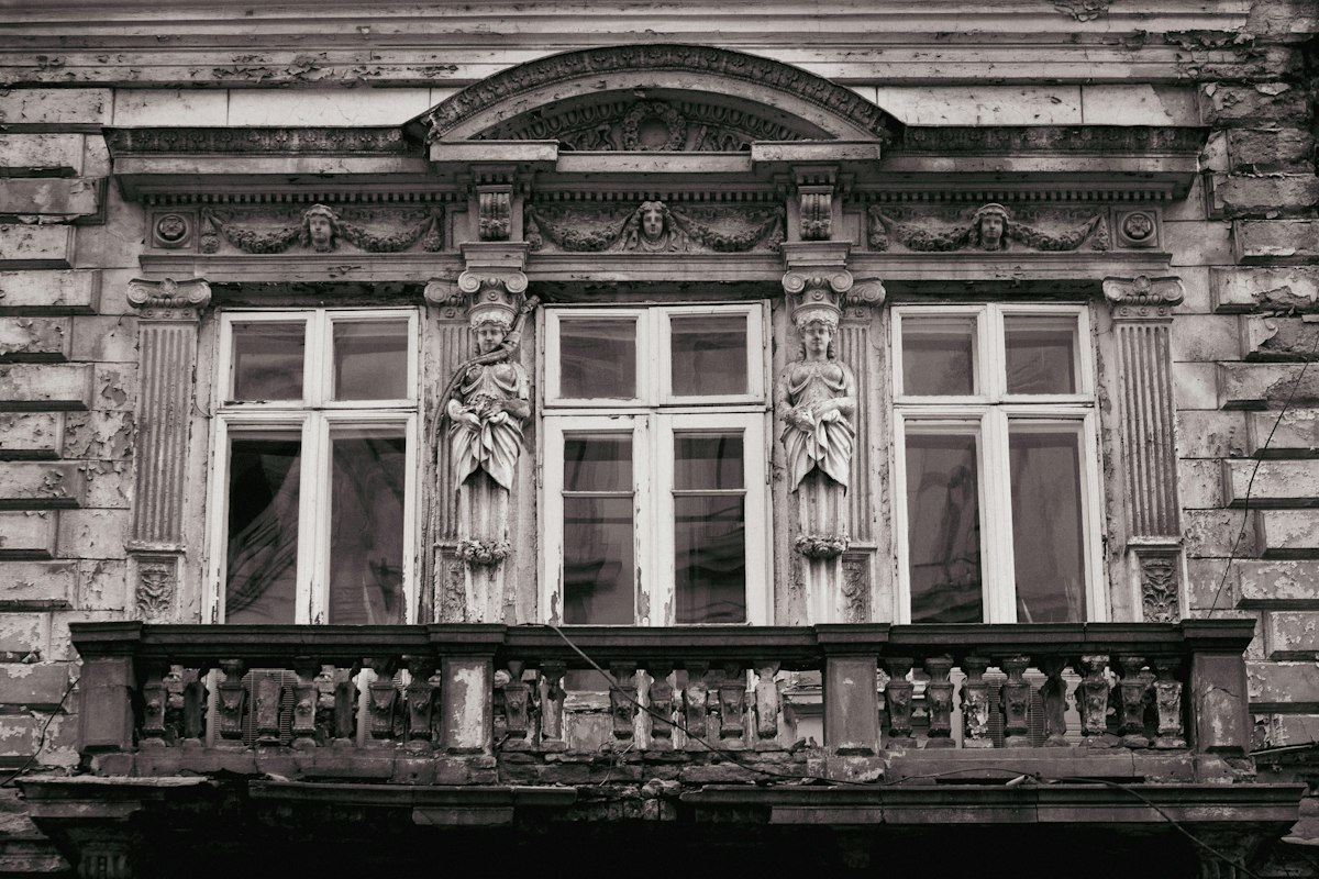 Fațadă de clădire veche, fotografie alb-negru