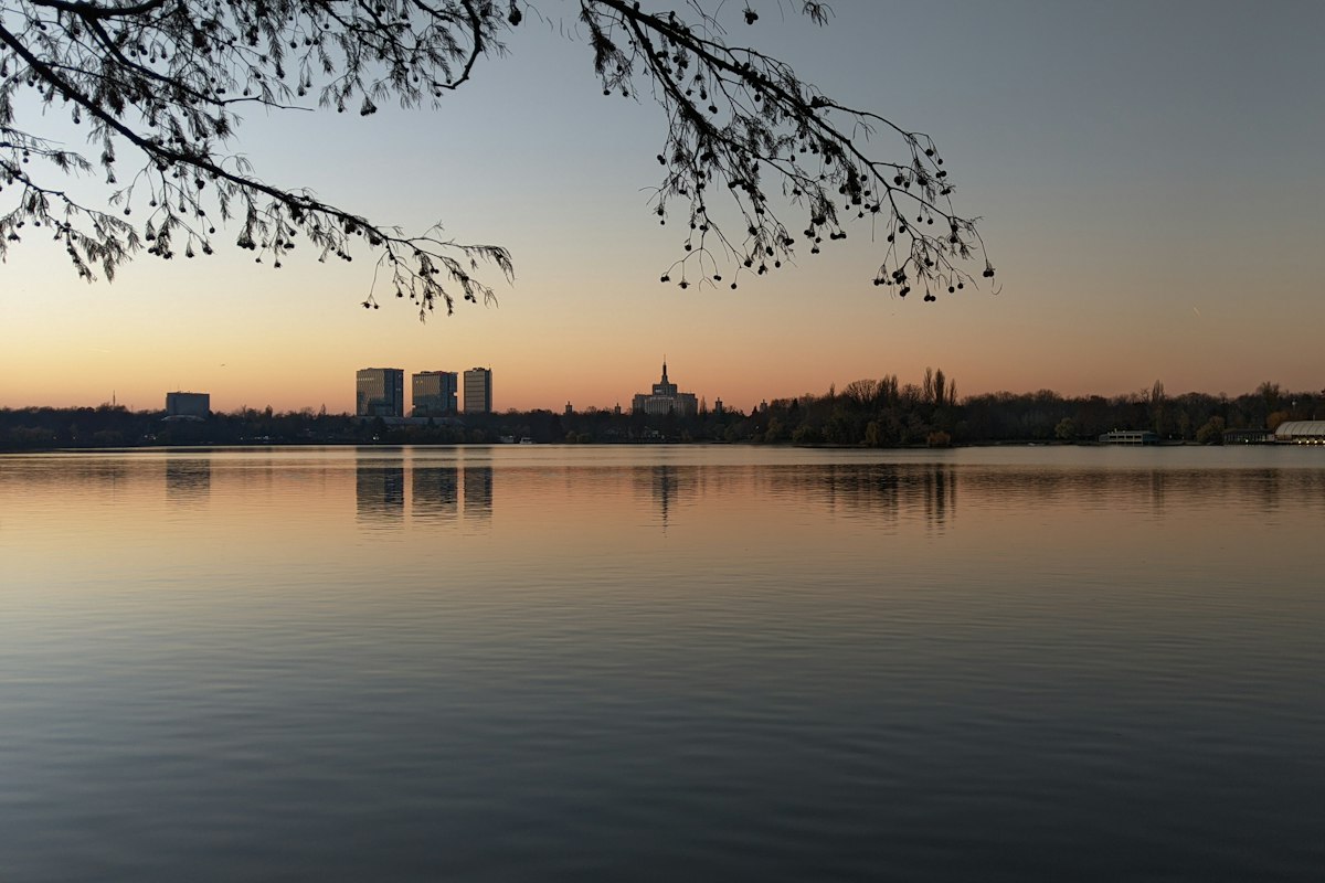 Lac cu blocuri pe mal, la apus, în București