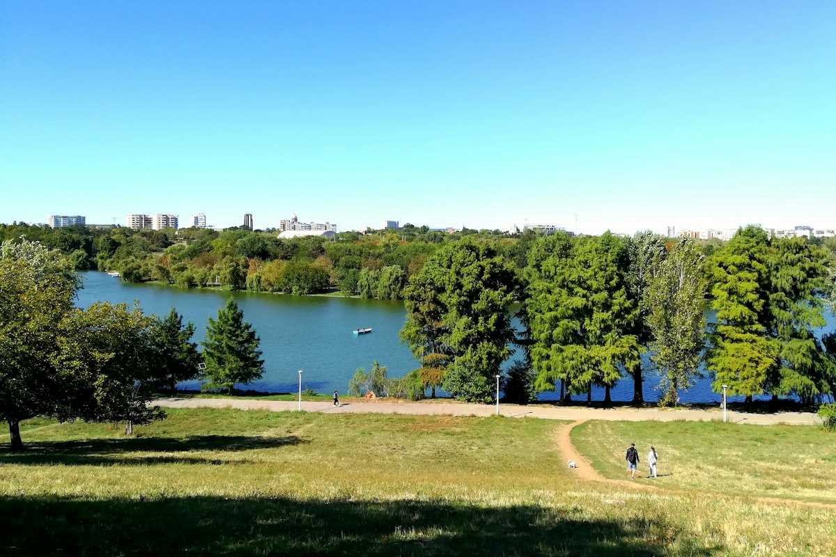 Parc cu lac, vara, în București