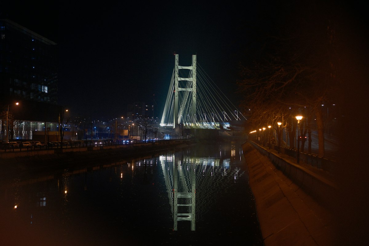 Pod din București noaptea