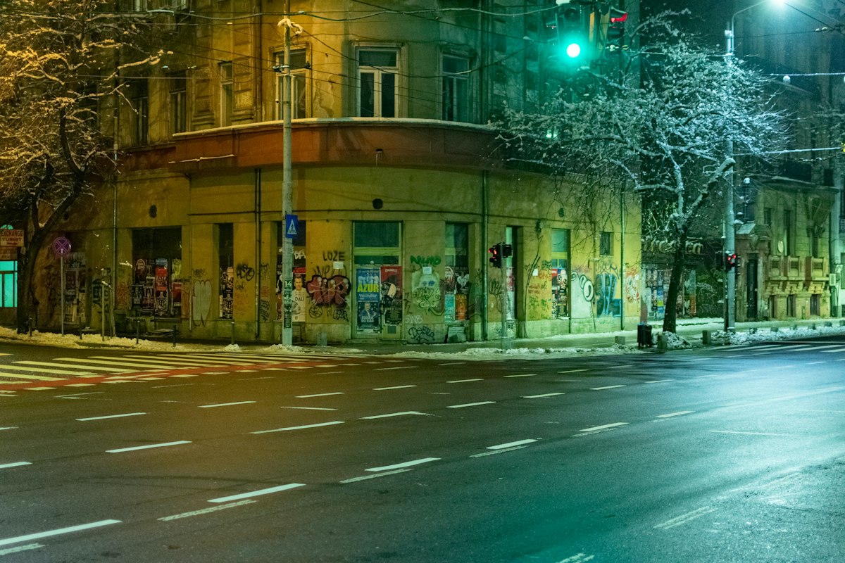 Stradă din București, noaptea