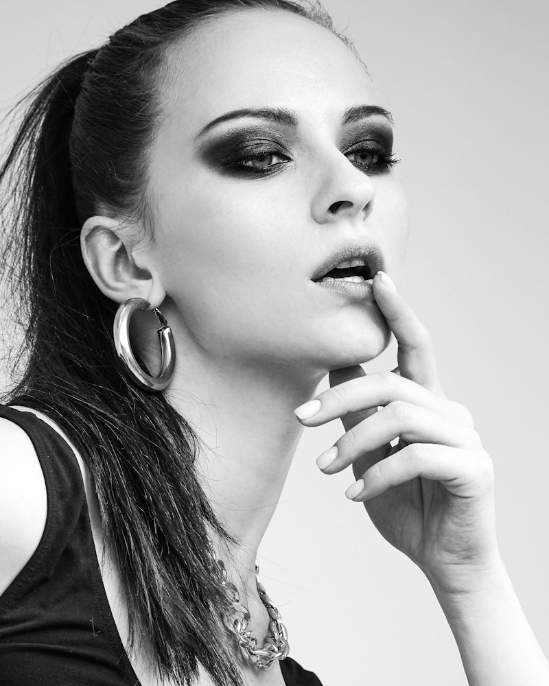 Smokey eyes în fotografie alb-negru