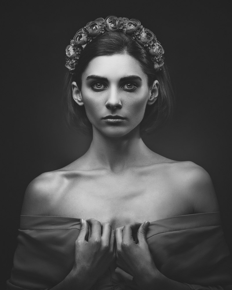 Portret alb-negru cu machiaj definit, fotografie editorială