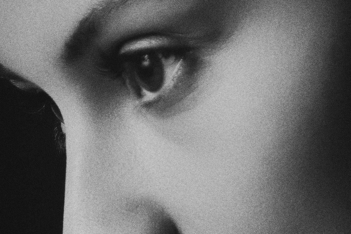 Profil feminin, fotografie editorială alb-negru