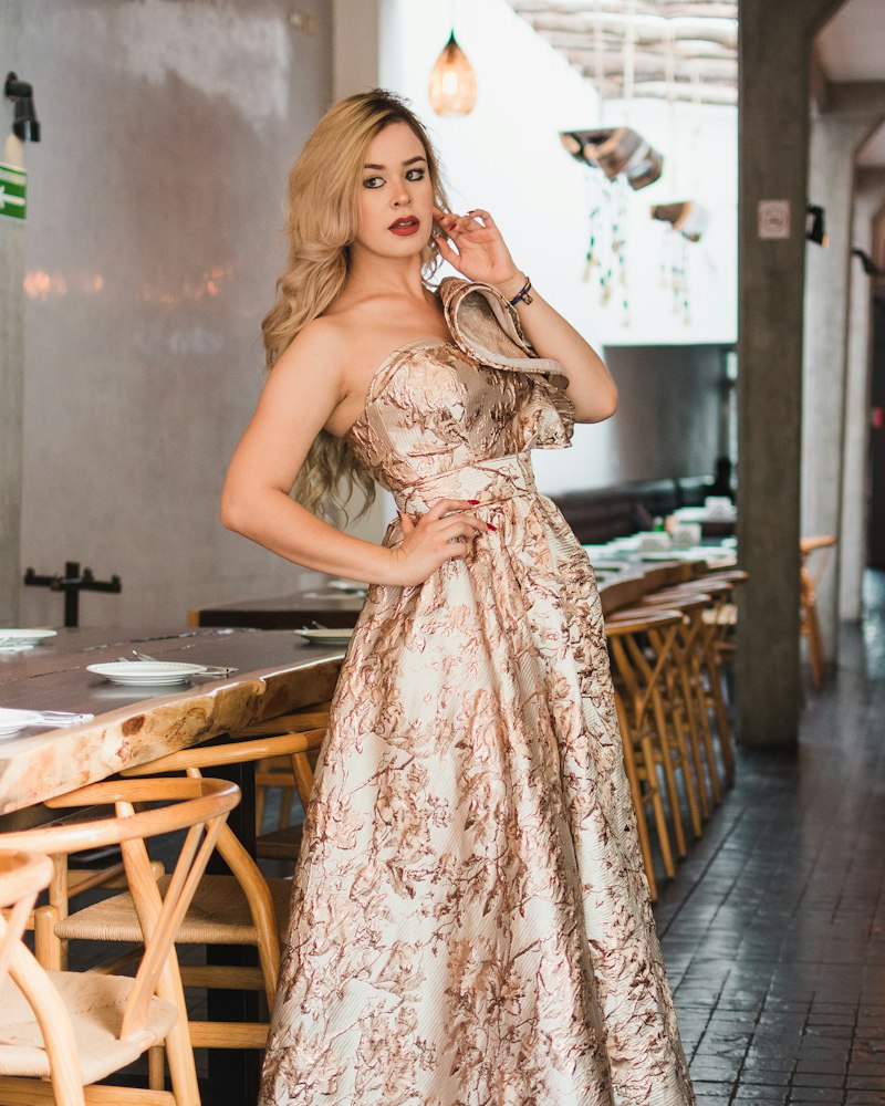 Invitată la nuntă în rochie aurie