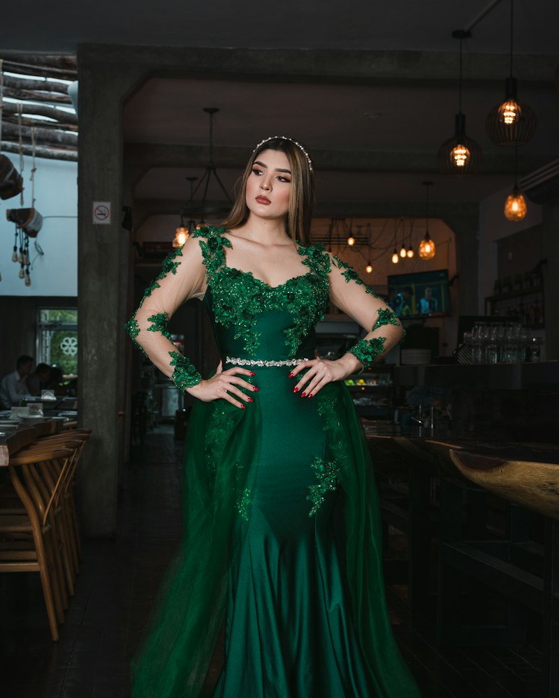 Invitată în rochie verde de seară