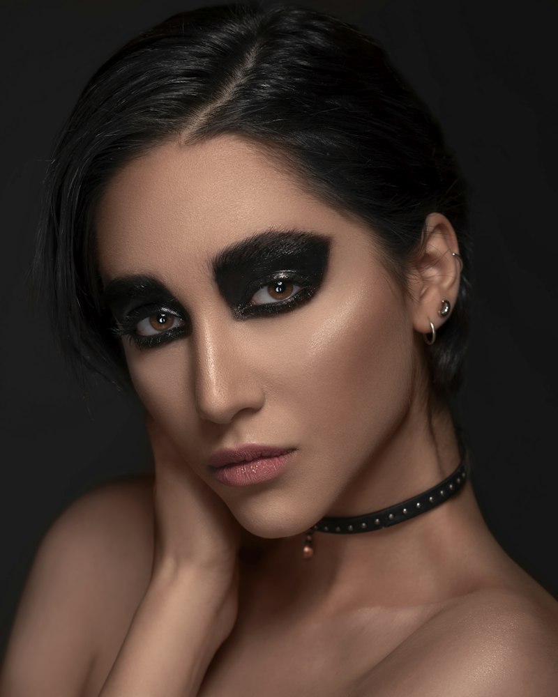 Machiaj glam intens, cu ochi definiți