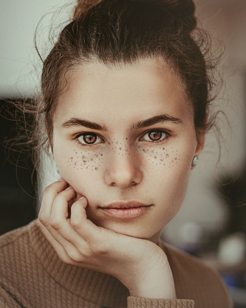 Machiaj natural care lasă pistruii vizibili