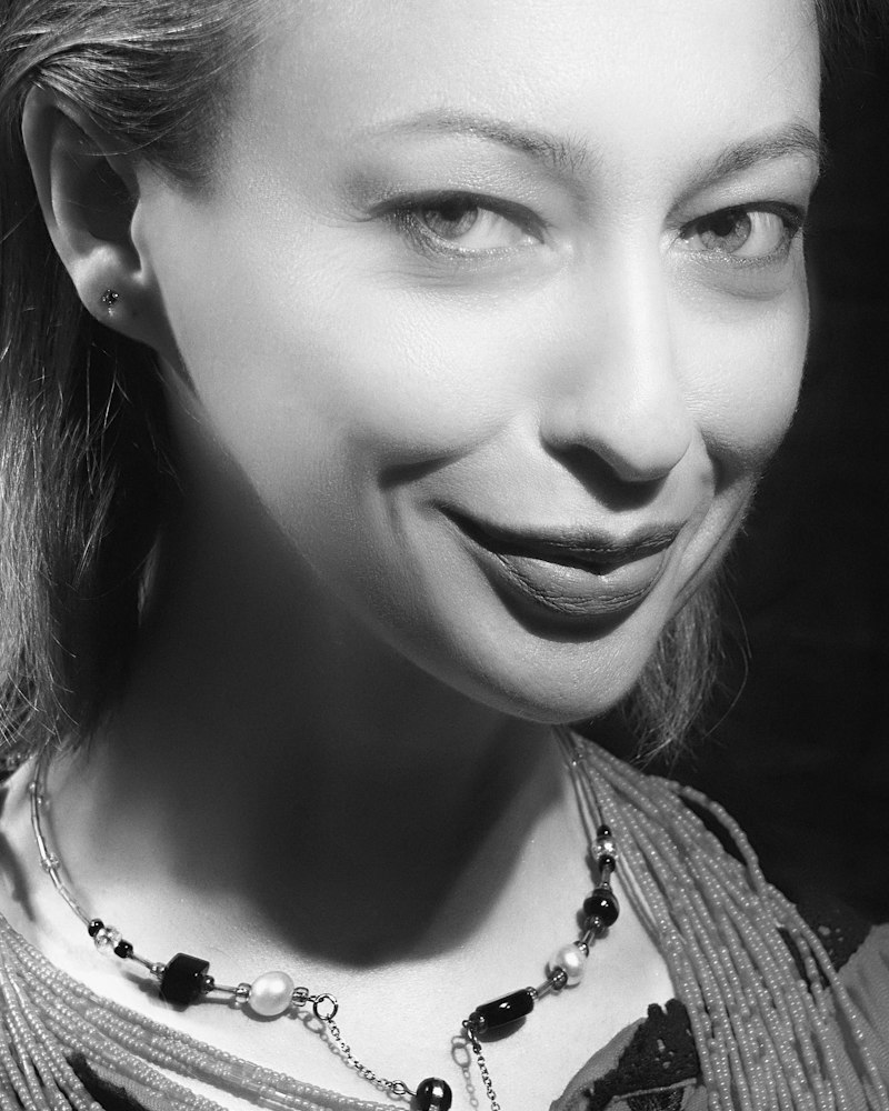 Portret alb-negru, machiaj pe ten matur