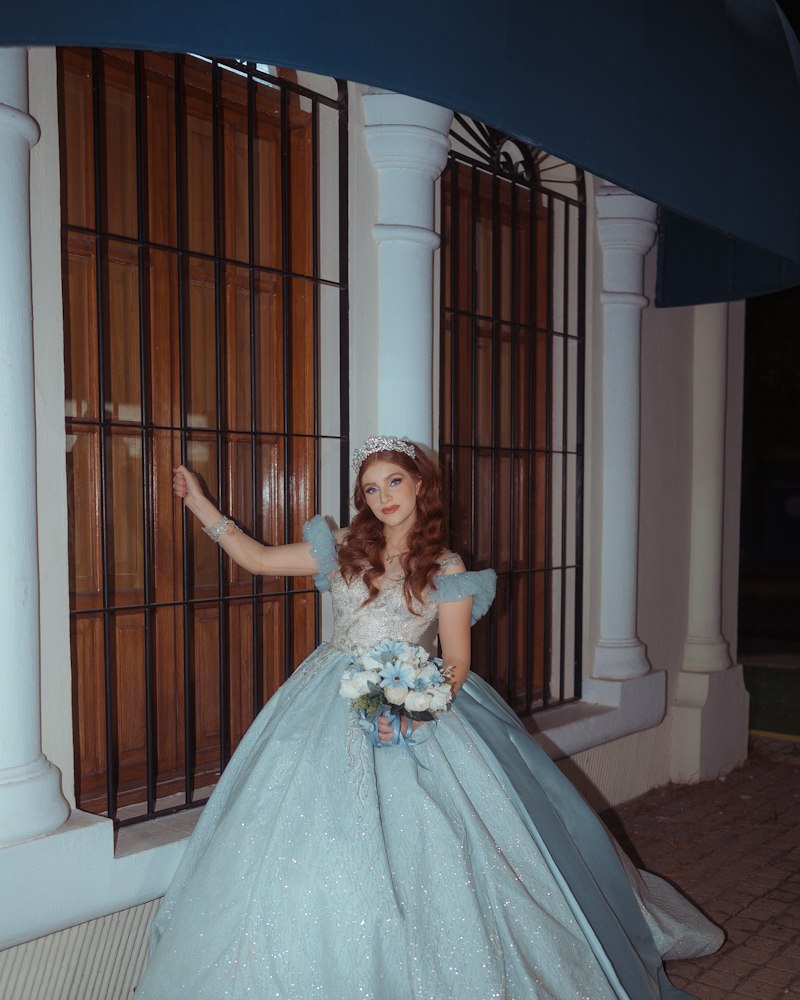 Tânără în rochie bleu de bal