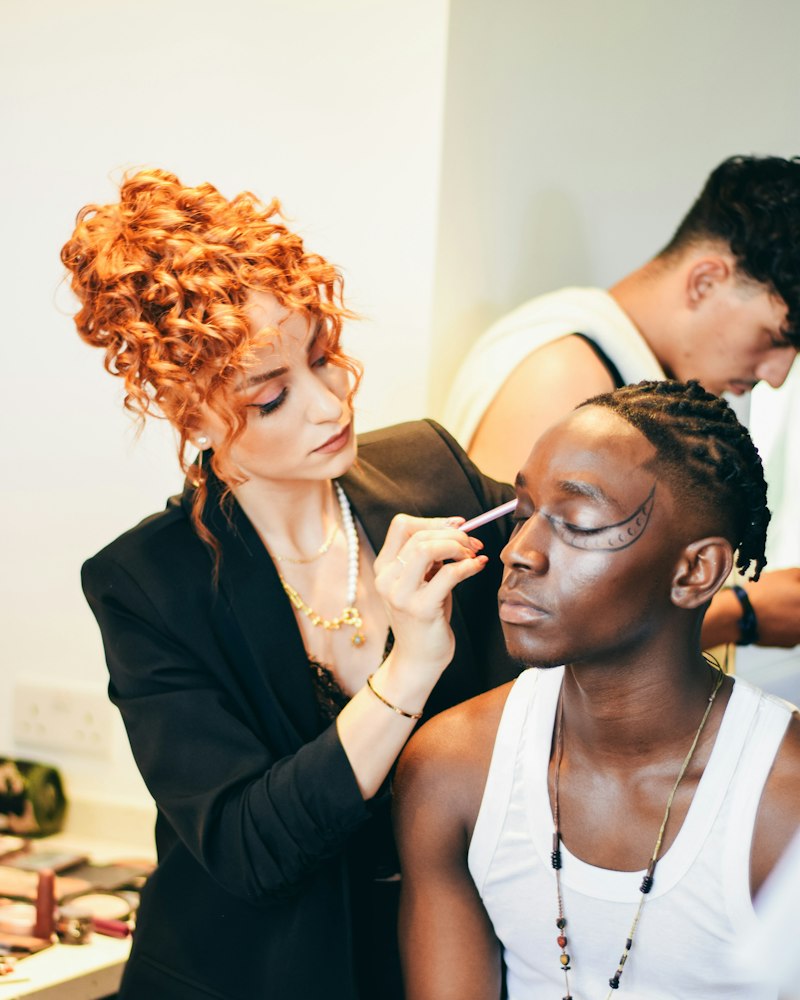 Makeup artist care aplică farduri