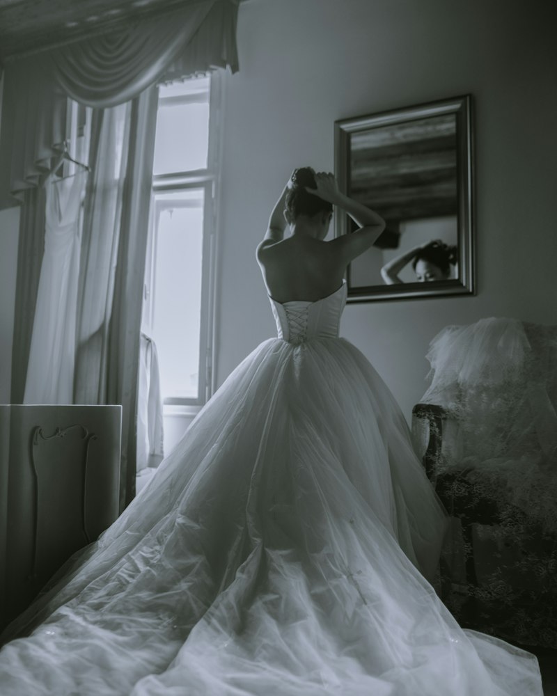 Mireasă în rochie, fotografie alb-negru