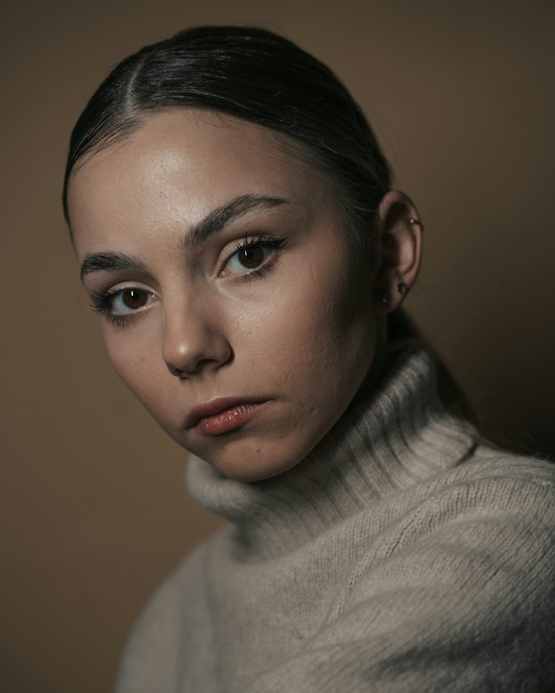 Machiaj de seară cu smokey eyes soft în nuanțe maro