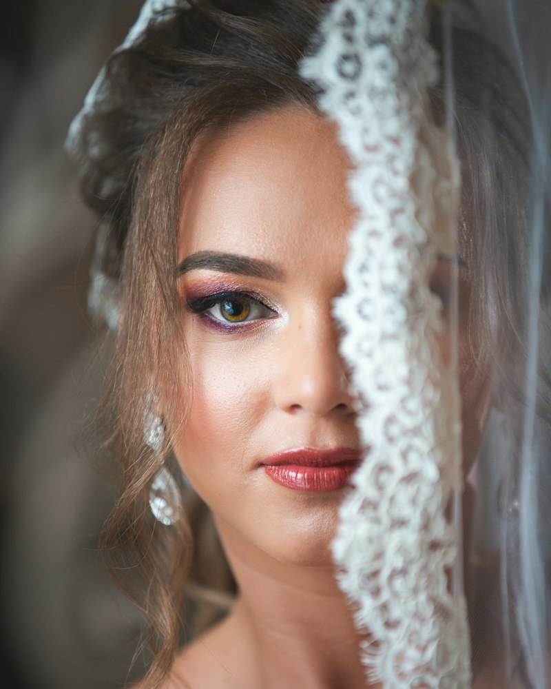 Model de machiaj de mireasă cu cercei lungi