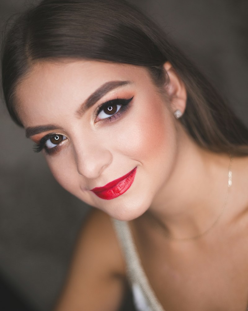 Model de machiaj de mireasă cu ruj coral