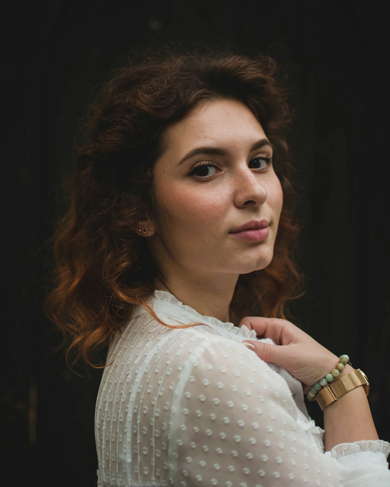 Portret cu bucle și machiaj natural, lumină caldă