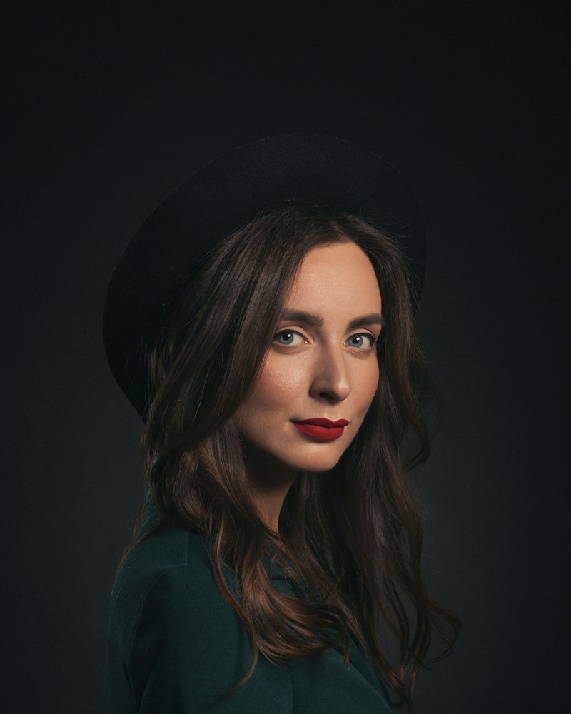 Portret elegant cu buze intense și ten mat