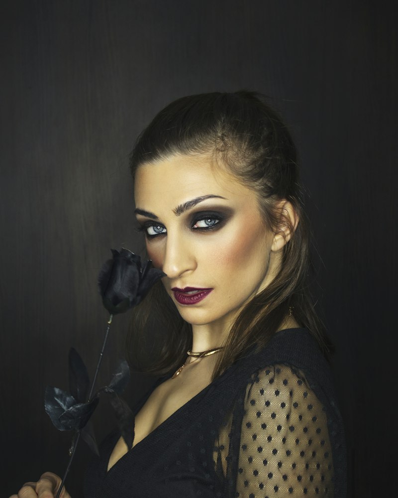 Machiaj smokey eyes în nuanțe închise